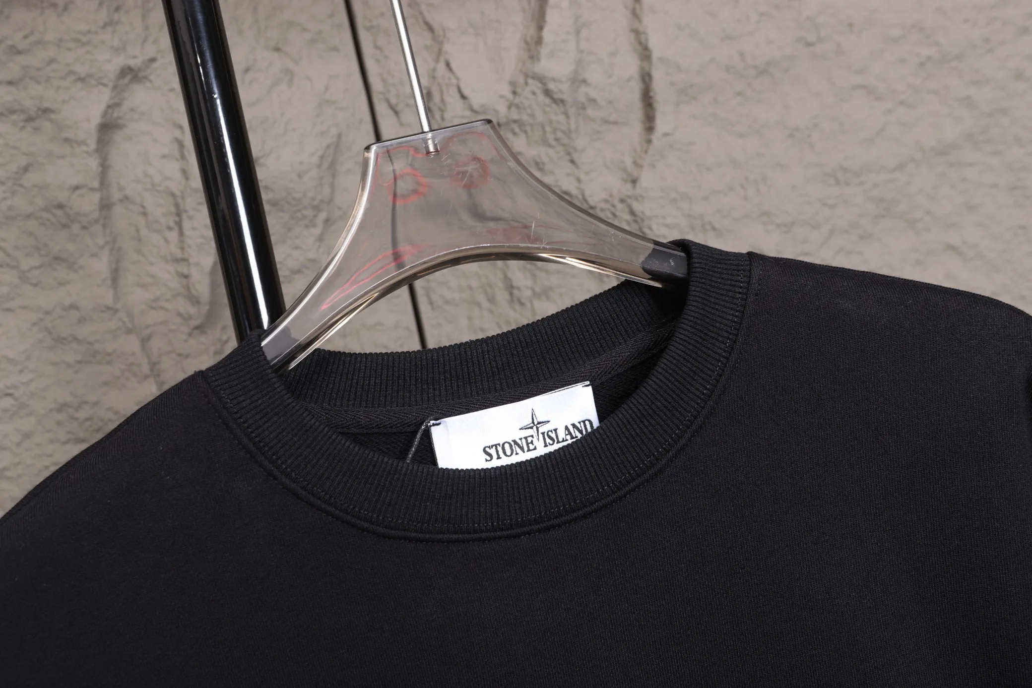 P240 High-quality classic Stone Island round-neck sweatshirt, model number B04 * Made of 450 custom-woven and custom-dyed high-gram weight tripe pure cotton sweatshirt fabric. The fabric feels thick and has a certain sense of self-weight. The bottom has a dense and rough terry texture, which is close to the skin and has excellent warmth retention. You will not feel any discomfort at all! *The color of the stone island pattern on the front chest is clear, and a special stone island is added on the back panel. The pattern lines are smooth and smooth and will not fall off or deform when washed. *This design is based on classics and simply and clearly shows the brand's high luxury. Same style for men and women 𝐂𝐎𝐋𝐎𝐔𝐑: black, white 𝐒𝐈𝐙𝐄: S- xl